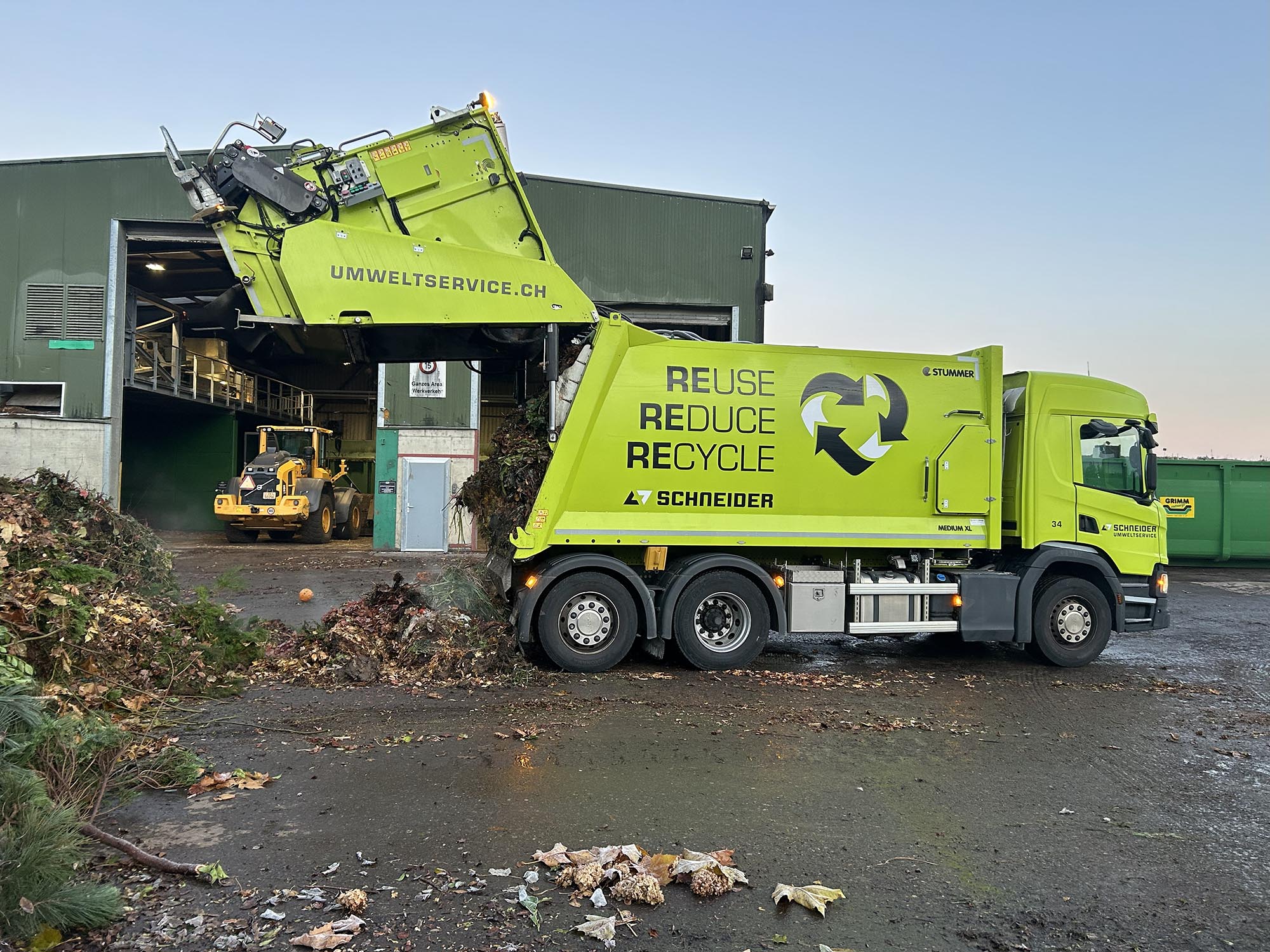 Das Grüngut wird abgeladen.