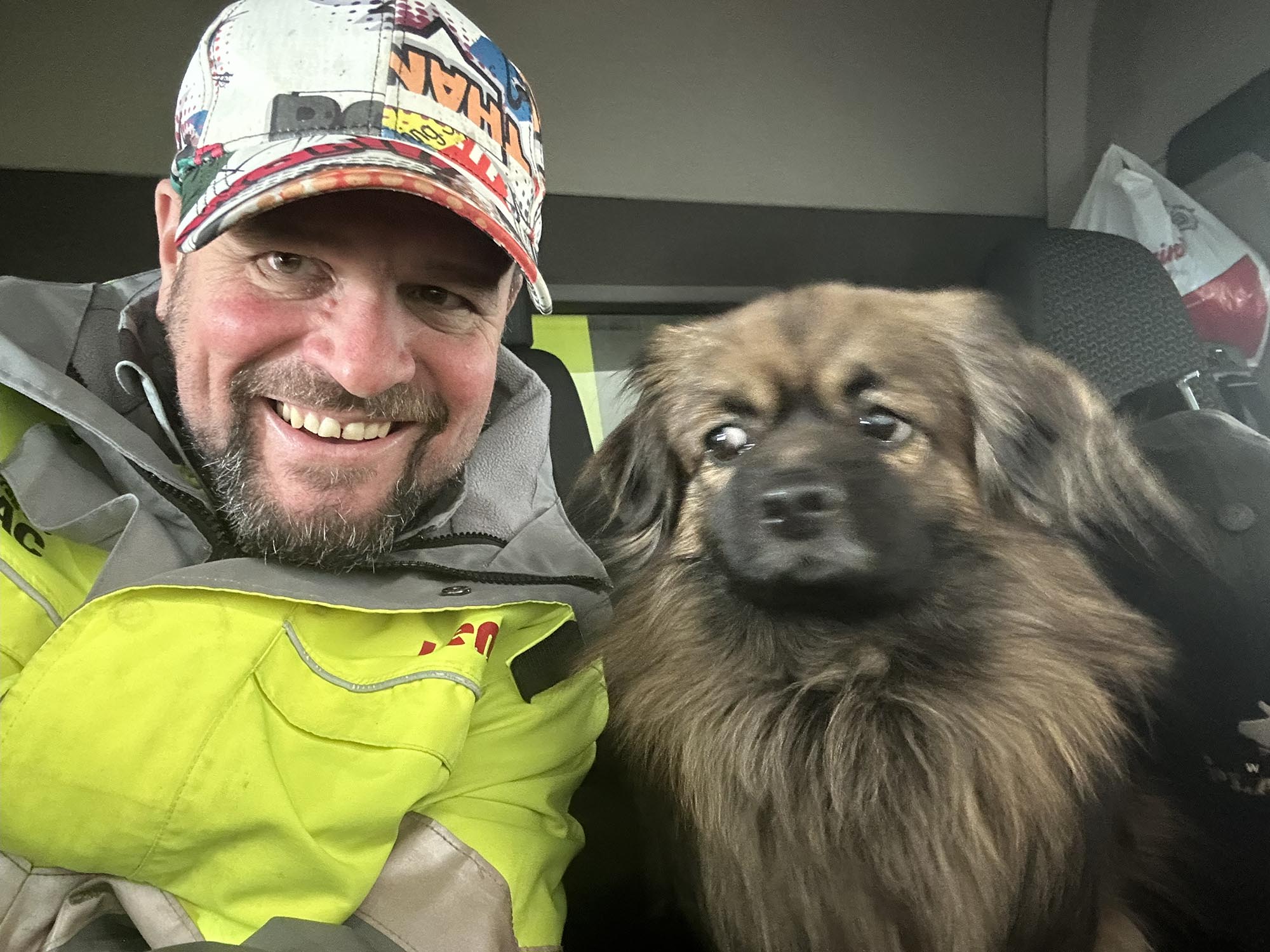 Auch ein Hund ist als Copilot bei der Tour dabei.