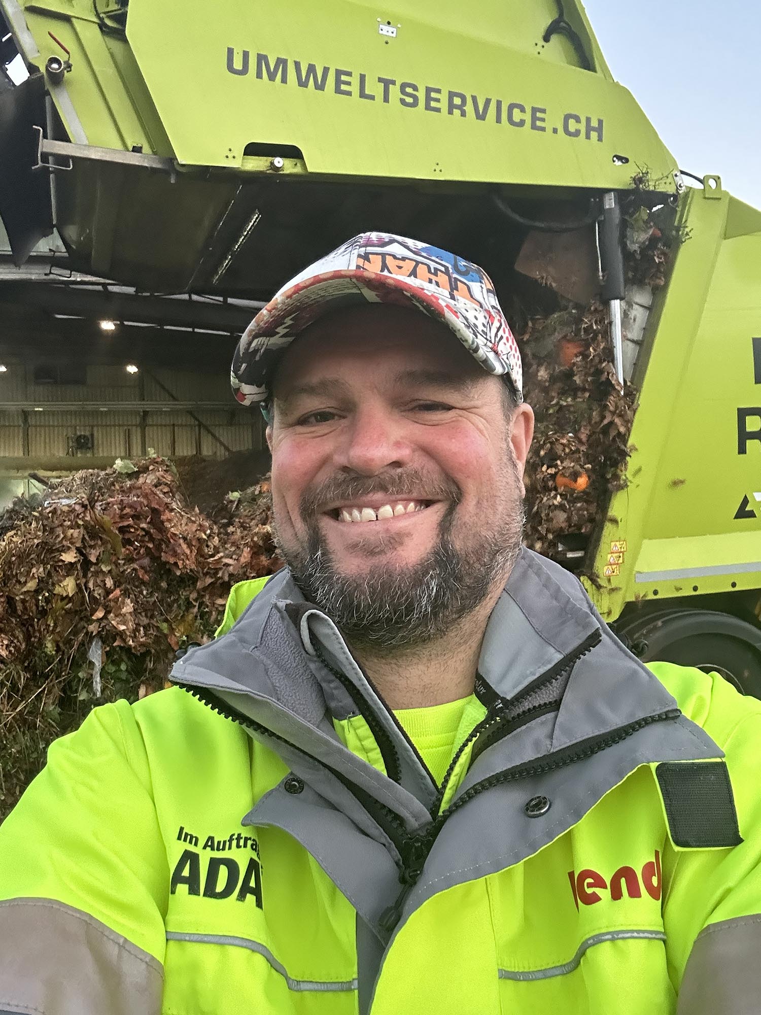 Peter Herrlich vor dem Grüngut-Transporter.