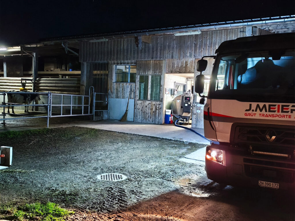Milch wird eingefüllt