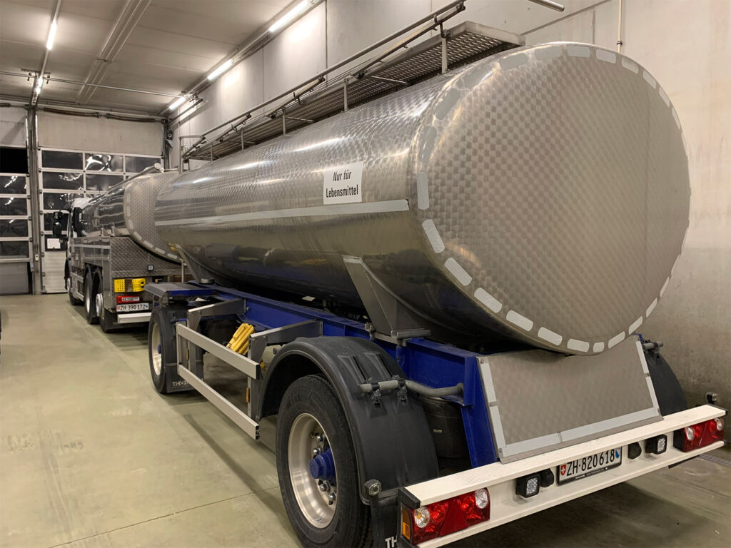 Der LKW wird routinemässig gründlich geprüft.