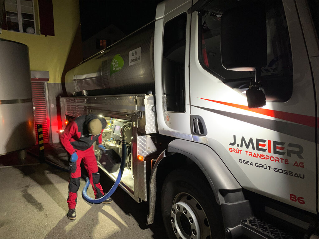 Der LKW wird routinemässig gründlich geprüft.