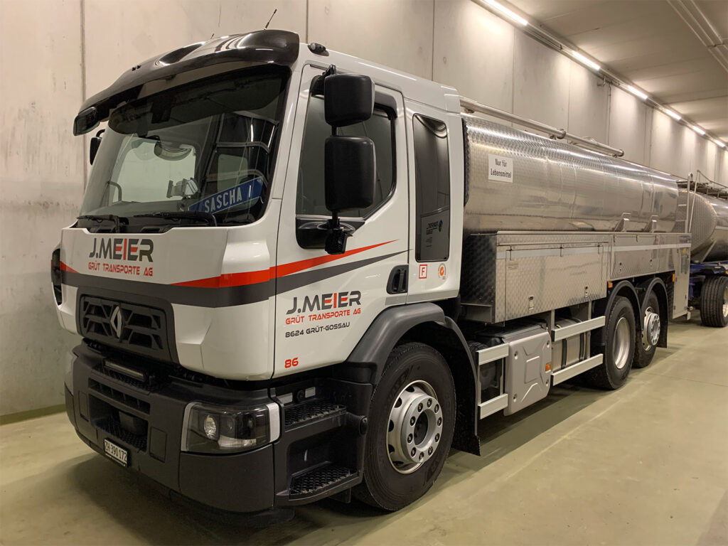 Der LKW wird routinemässig gründlich geprüft.