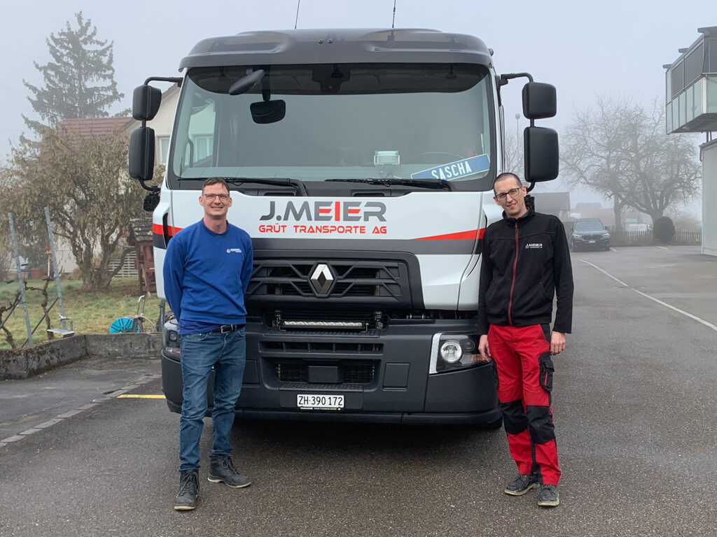 Thomas und Sascha vor dem LKW.