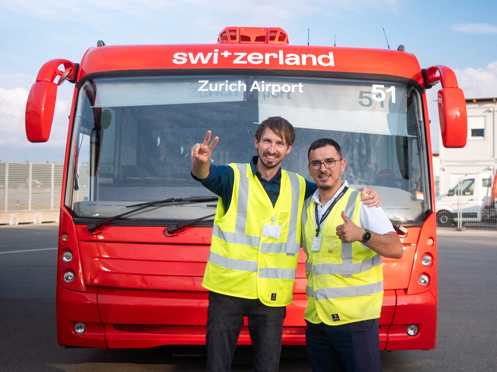 Dominik und Mevi vor dem Bus am Flughafen Zürich